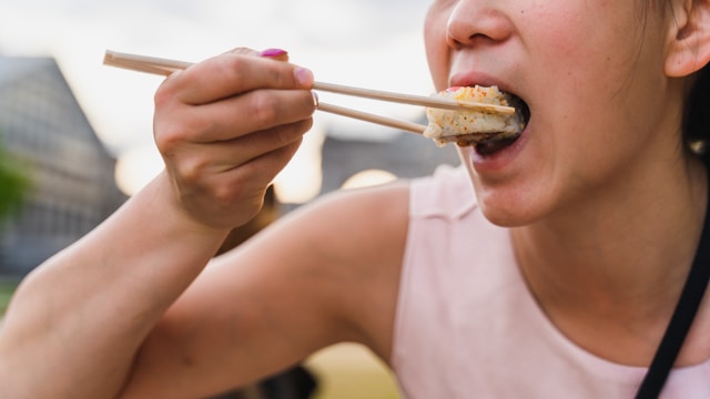 How Mindful Eating Strategies Differ from Traditional Restrictive Weight Loss Approaches
